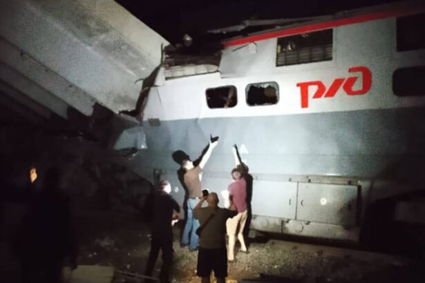 video accident in rusia un pod s a prabusit peste un tren cel putin sapte oameni au murit 683be8a540ed0