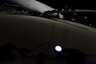 video activisti pro palestinieni au patruns in baza aeriana britanica brize norton si au stropit avioanele cu vopsea 6855303f613f4