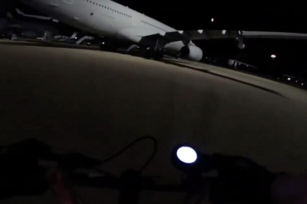 video activisti pro palestinieni au patruns in baza aeriana britanica brize norton si au stropit avioanele cu vopsea 6855303f613f4