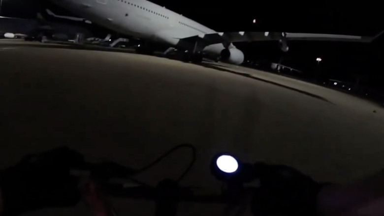 Activisti pro-palestinieni au intrat în baza aeriană Brize Norton, vandalizând avioanele cu vopsea 1 video activisti pro palestinieni au patruns in baza aeriana britanica brize norton si au stropit avioanele cu vopsea 6855303f613f4