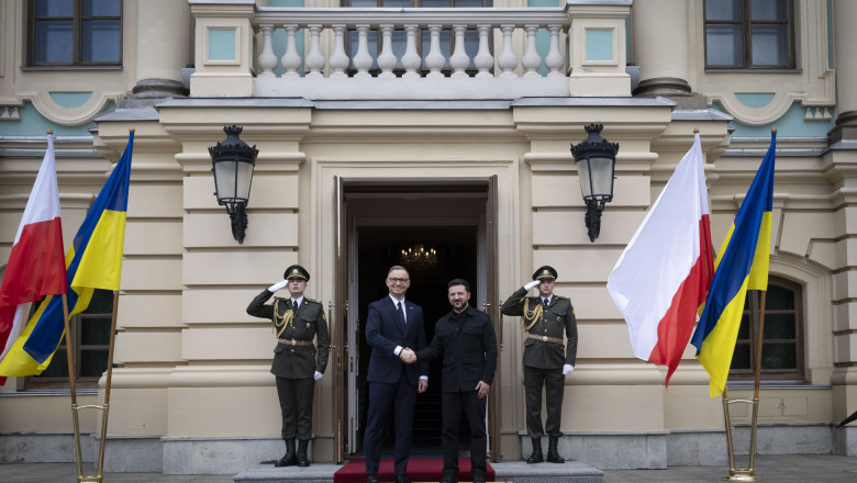 Andrzej Duda, onorat de Volodimir Zelenski în cadrul ultimei sale vizite în Ucraina. 1 video andrzej duda a fost decorat de volodimir zelenski in ultima vizita a presedintelui polonez in ucraina 68600cab74b0e