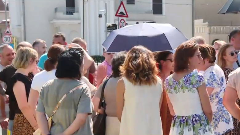 video angajatii de la guvern au protestat la palatul victoria sunt nemultumiti de reducerea sporurilor 685e69a86e05f