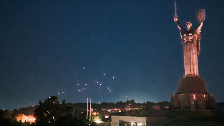 Asalt masiv al Rusiei cu drone și rachete asupra Kievului: patru vieți pierdute și zeci de răniți. Alerta de atac se extinde în întreaga țară 1 video atac rusesc de amploare cu drone si rachete asupra kievului cel putin patru morti si zeci de raniti alerte de raid in restul tarii 68427dd6c2519