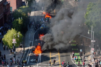 video autostrazi blocate si masini in flacari proteste uriase in los angeles trump cere arestarea protestatarilor care poarta masti 68467ba968b37