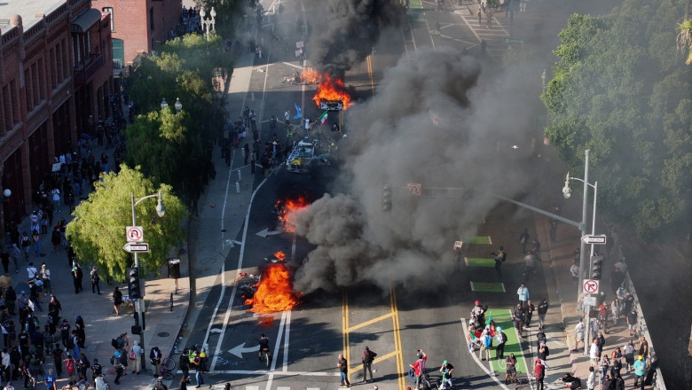 Autostrăzi închise și automobile în flăcări: Proteste de amploare în Los Angeles. Trump cere arestarea celor care manifestă cu măști 1 video autostrazi blocate si masini in flacari proteste uriase in los angeles trump cere arestarea protestatarilor care poarta masti 68467ba968b37