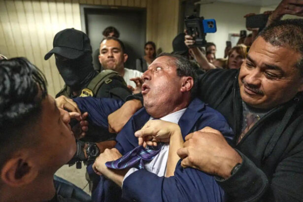 video candidat la primaria new yorkului retinut de agenti ice dupa ce a aparat un imigrant administratia trump alimenteaza frica si ura 68543d8defabb