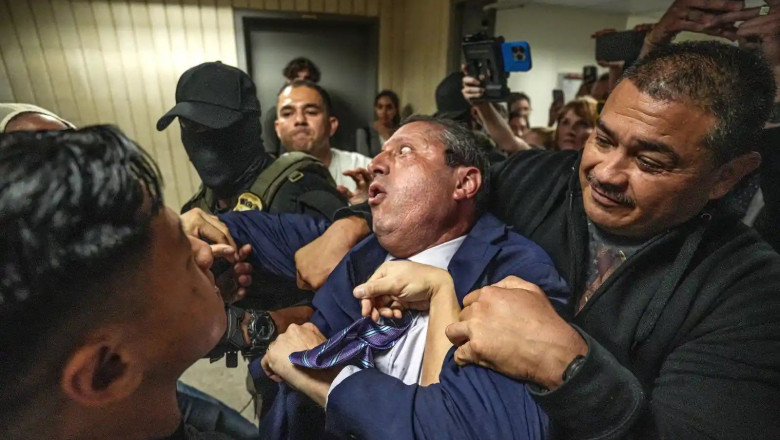 Candidatul pentru primăria New Yorkului, prins de agenții ICE după ce a susținut un imigrant: „Regimul Trump hrănește teama și disensiunea” 1 video candidat la primaria new yorkului retinut de agenti ice dupa ce a aparat un imigrant administratia trump alimenteaza frica si ura 68543d8defabb