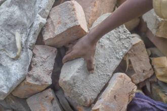 video caz revoltator intr o scoala din dolj elevi pusi sa munceasca in schimbul notelor de trecere carau galetile de 25 kg cu moloz 685655624180b