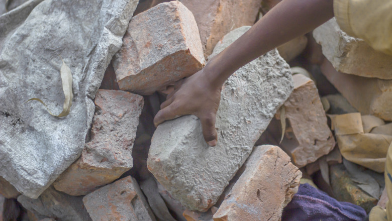 Scandal în învățământul doljean: Studenți obligați să muncească pentru note, purtând greutăți de 25 kg cu moloz 1 video caz revoltator intr o scoala din dolj elevi pusi sa munceasca in schimbul notelor de trecere carau galetile de 25 kg cu moloz 685655624180b