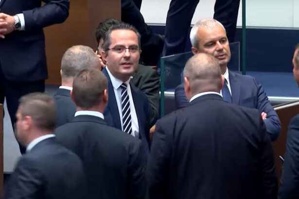 video ciocniri si tensiuni in parlamentul bulgariei din cauza intrarii in zona euro sofia a primit unda verde de la comisia europeana si bce 684134884770e