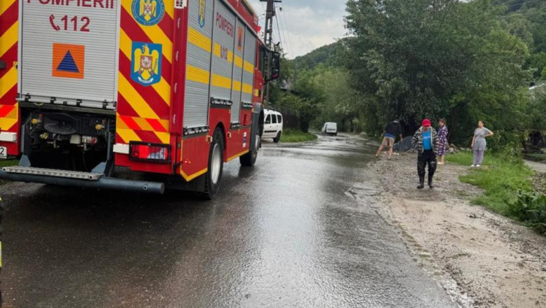 Alertă extremă: Grindină devastatoare în Prahova și riscuri de inundații în Buzău și Argeș. Drumuri închise și vehicule surprinse de viituri 1 video cod rosu de grindina in prahova si cod galben de inundatii in buzau si arges drumuri blocate si masini luate de ape 6846f70957f56