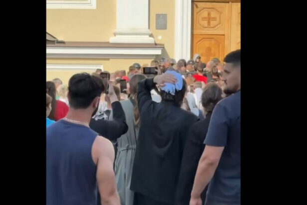 video conflict violent la catedrala metropolitana din cernauti mai multe persoane printre care si preoti au fost ranite 6851cf666e08d