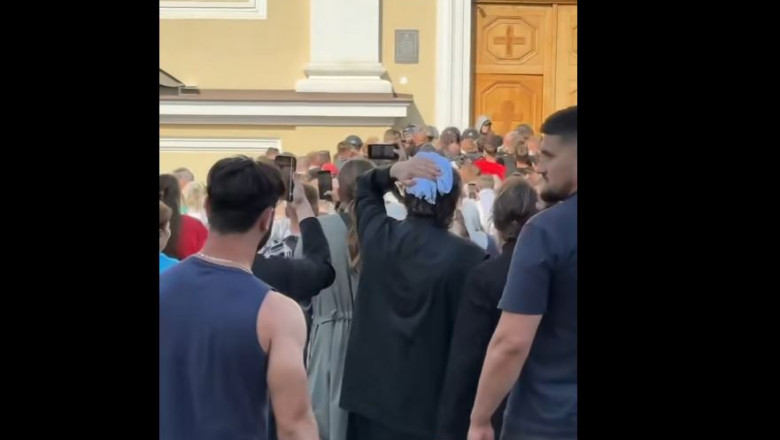 video conflict violent la catedrala metropolitana din cernauti mai multe persoane printre care si preoti au fost ranite 6851cf666e08d
