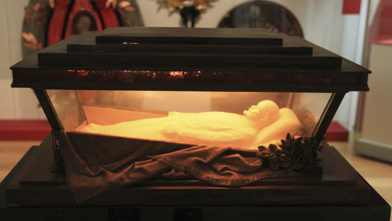 Oamenii se înghesuie la Moscova pentru a admira mumia lui Lenin, mausoleul urmând să fie închis timp de doi ani 1 video cozi uriase la moscova pentru a vedea mumia lui lenin mausoleul se va inchide pentru doi ani 68443419d13ab