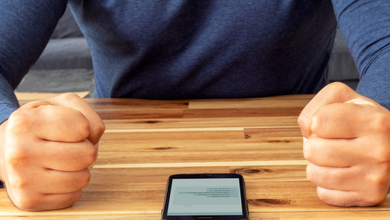 Mesajele antisemite și fasciste distribuite online, pedepsite cu cinci ani de închisoare; AUR, POT și SOS contestă în Parlament 1 video distribuirea online a mesajelor antisemite fasciste pedepsita cu 5 ani de inchisoare aur pot si sos s au opus in parlament 6849d68e05641