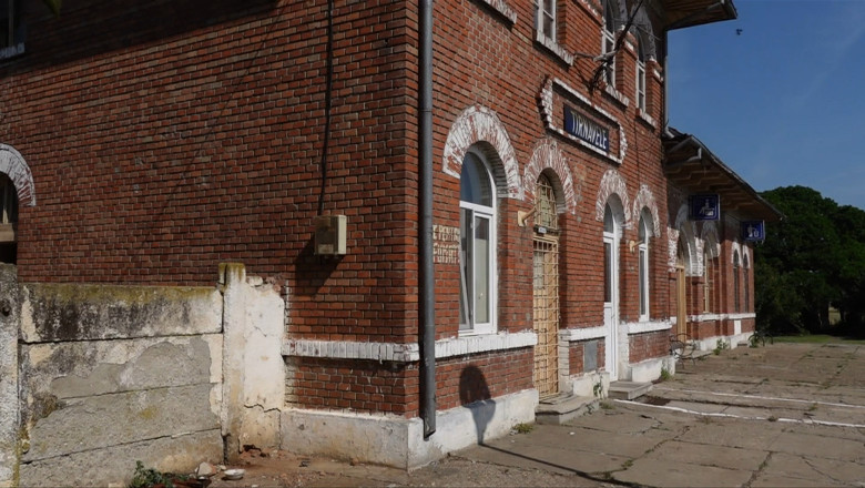 Gările CFR, în declin: mizerie, căi ferate abandonate și tot mai puțini călători: „Nici măcar pe bancă nu te poți așeza!” 1 video garile cfr in ruina mizerie drumuri in camp si calatori tot mai putini nici pe banca nu poti sa stai 685260eb23fcc