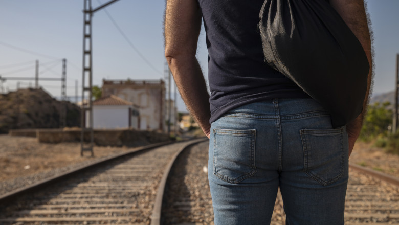 Pericolele din gări: Cum sute de oameni își joacă destinul în fiecare zi pe calea ferată din România 1 video inconstienta pe calea ferata cum isi pun viata in pericol in fiecare zi sute de oameni in garile din romania e riscul nostru 684a54522a55d