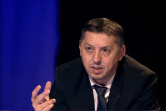 video ministrul educatiei daniel david spune ca nu ar trebui ca elevii sa aiba teme care sa cumuleze mai mult de doua ore pe zi 683ddfa57c827