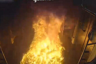 video momentul in care un barbat toarna benzina si da foc unui vagon de metrou plin de calatori in seul 685e4178314af