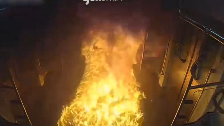 video momentul in care un barbat toarna benzina si da foc unui vagon de metrou plin de calatori in seul 685e4178314af