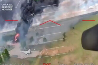 video noi imagini din operatiunea panza de paianjen momentul in care ucrainenii ataca un bombardier rusesc langa avioane deja in flacari 6844794099f54