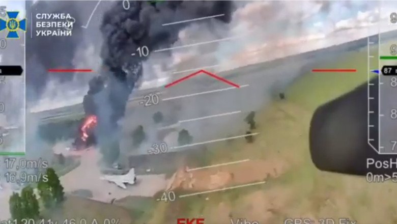Capturarea unui moment dramatic: Atacul ucrainenilor asupra unui bombardier rusesc, în mijlocul flăcărilor avioanelor distruse 1 video noi imagini din operatiunea panza de paianjen momentul in care ucrainenii ataca un bombardier rusesc langa avioane deja in flacari 6844794099f54