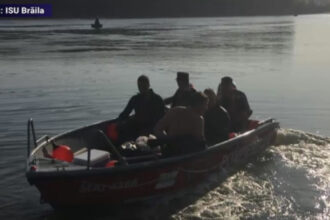 video o persoana este cautata cu scafandri dupa ce o barca s a rasturnat pe raul arges 6847088188001