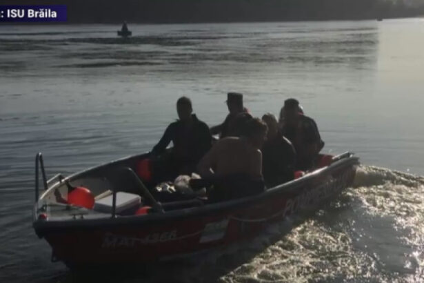 video o persoana este cautata cu scafandri dupa ce o barca s a rasturnat pe raul arges 6847088188001