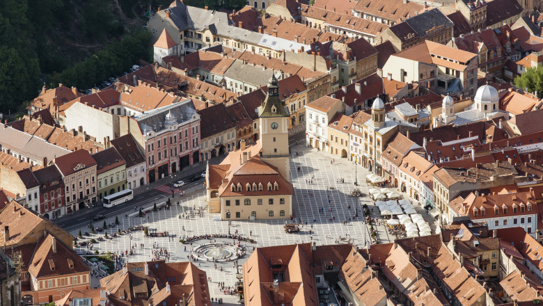 Mii de proprietari din Brașov, în pericol: obligați să-și reabiliteze clădirile pe banii lor 1 video obligati sa refaca fatadele cladirilor pe cheltuiala proprie ce risca mii de proprietari din brasov daca nu si renoveaza locuintele 6857bbf43b707