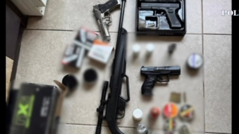 Operațiunea Jupiter: Descoperirea a zeci de arme în urma perchezițiilor din Capitală și 26 de controale în județul Argeș 1 video operatiunea jupiter politistii au gasit zeci de arme dupa perchezitii in capitala 26 de verificari si in judetul arges 68402e47dd693