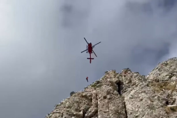video patru alpinisti ramasi blocati in muntii bucegi interventia salvamont a durat 17 ore 683c758a0e93a