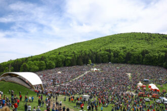 video pelerinaj impresionant cu 300 000 de oameni la sumuleu ciuc e plin de har aici 68454d96cbf76