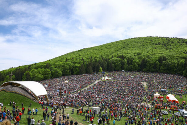 video pelerinaj impresionant cu 300 000 de oameni la sumuleu ciuc e plin de har aici 68454d96cbf76