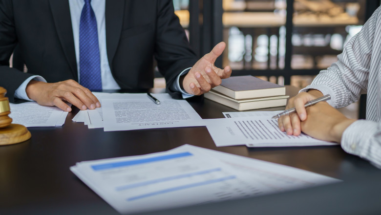 Inovație în România: Orașul unde cetățenii beneficiază de consultanță juridică gratuită prin intermediul „avocatului de serviciu” 1 video premiera in romania orasul in care oamenii pot apela la avocatul de serviciu pentru consultanta juridica gratuita 6856717ce494c