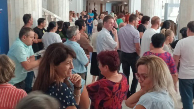 Mobilizare de amploare la Ministerul Finanțelor: angajații își suspendă activitatea din cauza reducerii sporurilor. 1 video protest la ministerul finantelor angajatii au oprit lucrul nemultumiti de taierea sporurilor 6862829f5bfdd