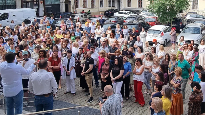 Protest neașteptat al angajaților ANAF din Cluj, supărați de reducerea beneficiilor financiare. 1 video protest spontan al salariatilor anaf din cluj nemultumiti de taierea sporurilor 6862530910a09