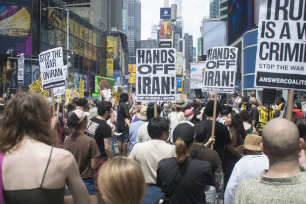 video proteste uriase in sua impotriva atacurilor asupra instalatiilor nucleare din iran bani pentru educatie nu pentru ocupatie 6858fce7cb67d