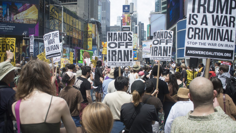 Mii de voci în stradă în SUA, cerând stoparea atacurilor asupra instalațiilor nucleare din Iran: „Investiții în educație, nu în ocupație” 1 video proteste uriase in sua impotriva atacurilor asupra instalatiilor nucleare din iran bani pentru educatie nu pentru ocupatie 6858fce7cb67d