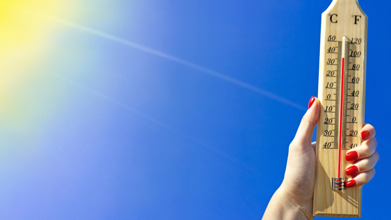 România se confruntă cu călduri insuportabile. Mii de cetățeni caută refugiu în centrele de prim-ajutor din marile orașe 1 video romania se topeste la temperaturi extreme sute de romani au apelat deja la centrele de prim ajutor deschise in marile orase 6842806e17b8e