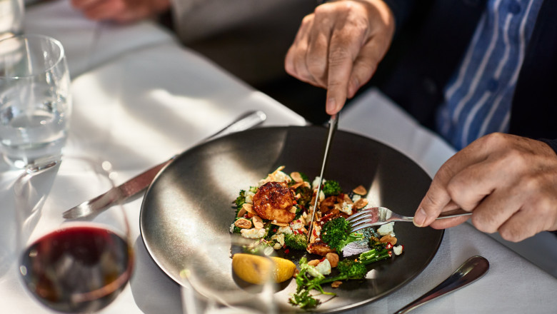 Românii preferă să mănânce acasă: industria HoReCa a suferit o scădere de 8% în primele luni ale anului. 1 video romanii ies mai rar la restaurant sectorul horeca a inregistrat pierderi de 8 numai in primele luni din acest an 686125677ea27