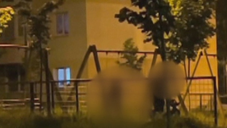 Scenă dramatică în parc la Brașov: soția atacată de soț, în timp ce copilul plânge în leagăn. Agresorul a fost prins 1 video scene socante intr un parc din brasov femeie batuta de sot in timp ce copilul plange in leagan agresorul a fost retinut 68465fd2616e8