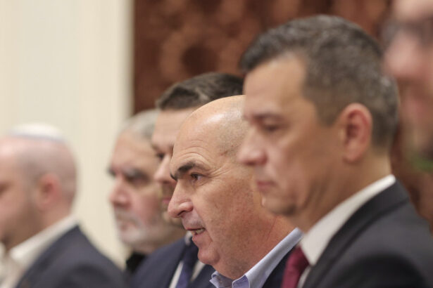 video sedinte decisive pentru formarea guvernului bolojan liderii coalitiei s au intalnit din nou duminica dimineata la negocieri 6857ca0260478