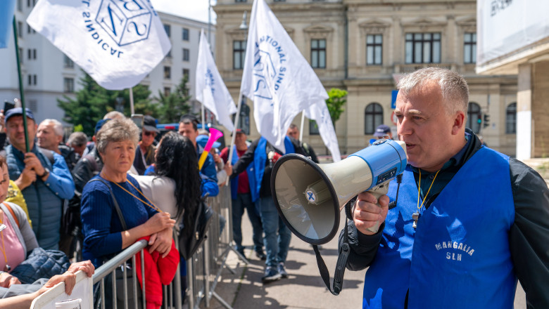 Sindicatele se reunesc astăzi pentru a discuta despre organizarea de noi proteste în urma ordonanței de austeritate. 1 video sindicatele au sedinta astazi pentru a stabili noi proteste din cauza ordonantei austeritatii 68623494620a6