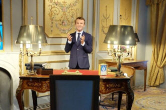 video statuia de ceara a lui emmanuel macron a fost furata de la muzeul grevin si depusa in fata ambasadei rusiei din paris 683dbd6a3dc44