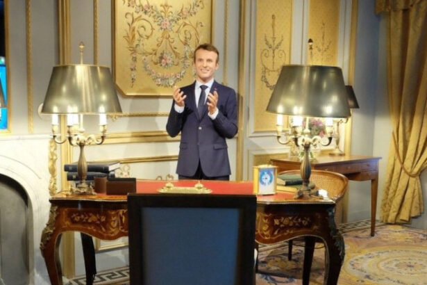 video statuia de ceara a lui emmanuel macron a fost furata de la muzeul grevin si depusa in fata ambasadei rusiei din paris 683dbd6a3dc44