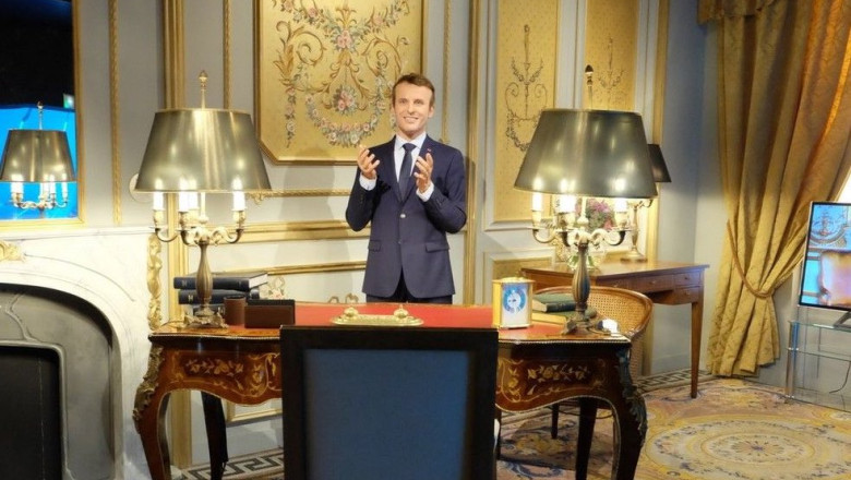 Statuia de ceară a lui Emmanuel Macron, dispărută din Muzeul Grévin, a fost lăsată în fața Ambasadei Rusiei din Paris 1 video statuia de ceara a lui emmanuel macron a fost furata de la muzeul grevin si depusa in fata ambasadei rusiei din paris 683dbd6a3dc44