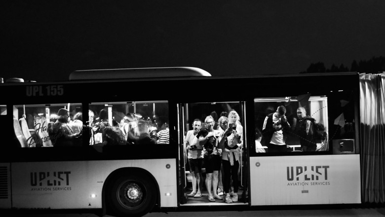 121 de români aduși acasă la cererea lor de către Guvernul României din Orientul Apropiat 1 videofoto 121 de cetateni romani repatriati la cerere de catre guvernul romaniei din orientul apropiat 6854eec38e452