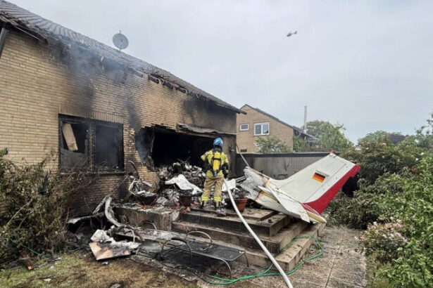 videofoto accident aviatic in germania o aeronava usoara pilotata de o femeie de 71 de ani a lovit o cladire doi morti inclusiv pilotul 683c2dcfdfb75