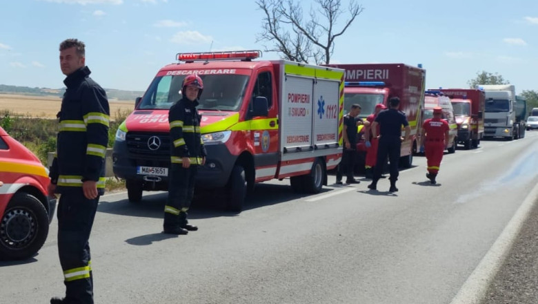 Coliziune între două microbuze și o mașină în Bihor: Cinci răniți, transportați de urgență la spital. 1 videofoto accident intre doua microbuze si un autoturism in bihor cinci persoane transportate la spital 68629992cf289