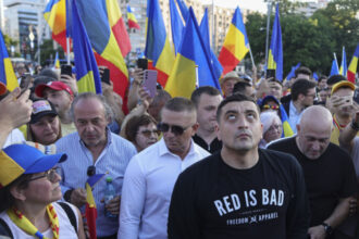 videofoto cateva sute de persoane si george simion au protestat in piata victoriei impotriva austeritatii manifestatii aur si in alte orase 68584f9e1ef58